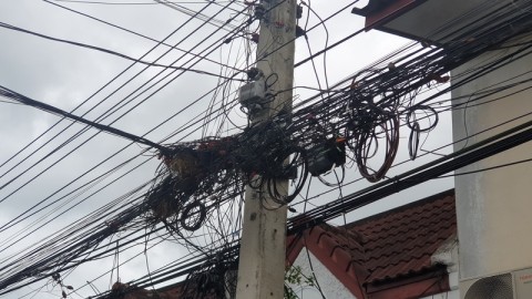 ไฟฟ้าประจวบฯ เตรียมระดมจัดระเบียบสายสื่อสารใยแมงมุมประจำปี ลังสร้างปัญหาความเดือดร้อนให้กับชาวบ้านและภาพลักษณ์ไม่สวยงาม