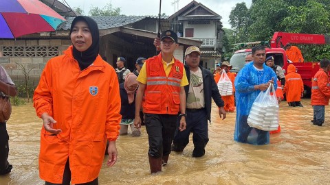 ผู้ว่าฯ นราธิวาส ห่วงใยลงพื้นที่ตรวจเยี่ยมสถานการณ์อุทกภัยพื้นที่อำเภอแว้ง และมอบอาหารกล่อง ช่วยเหลือผู้ประสบภัยฯ