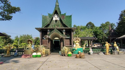 "เจดีย์วัดล้านขวด" ถล่มแต่นักท่องเที่ยวชาวไทยและต่างประเทศยังคงเดินทางมาเที่ยวชมอย่างต่อเนื่อง ตื่นตาความสวยงามของโบสถ์กลางน้ำ