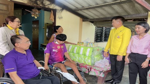 รองผู้ว่าฯกาญจนบุรี เยี่ยมให้ความช่วยเหลือ 2 พี่น้องผู้พิการทางการเคลื่อนไหว