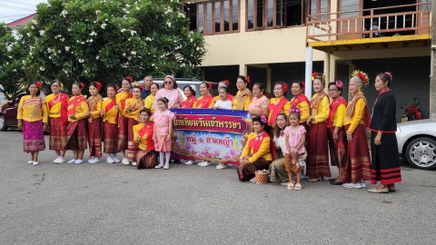 เทศกาลเข้าพรรษา ตามสถานที่ต่างๆ จัดกิจกรรม รวมถึงนักท่องเที่ยวชาวต่างชาติ ชื่นชมประเพณีของไทยโดดร่วมขบวนแห่เทียน