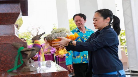 รัฐมนตรีว่าการกระทรวงวัฒนธรรม  คุณสุดาวรรณ หวังศุภกิจโกศล  สักการะองค์เทวาลัยพระพรหมก่อนปฏิบัติราชการในจังหวัดสิงห์บุรี