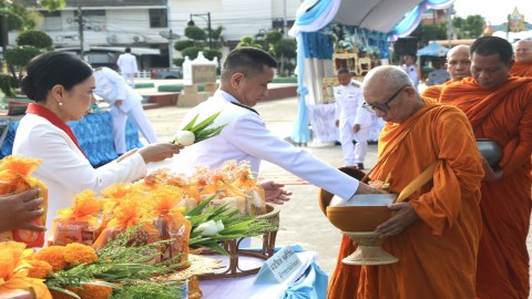 พสกนิกรชุมพร เจริญพระพุทธมนต์-ทำบุญตักบาตร เนื่องในวันคล้ายวันพระราชสมภพ พระบรมราชชินีพันปีหลวงฯ