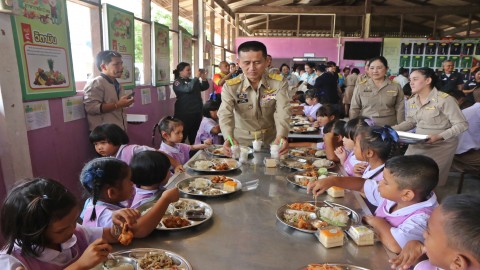 สมาคมสภาสังคมสงเคราะห์แห่งประเทศไทย จัดโครงการน้ำพระทัยพระราชทานฯ เลี้ยงอาหารนักเรียนโรงเรียน ตชด.สันตินิมิตร จังหวัดชุมพร