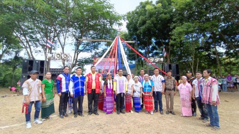 จัดกิจกรรมสืบสานอนุรักษ์ ประเพณีผูกข้อมือเดือนเก้า คณะกรรมการหมู่บ้านใหม่ห้วยน้ำขาว ชายแดนไทย - เมียนมา