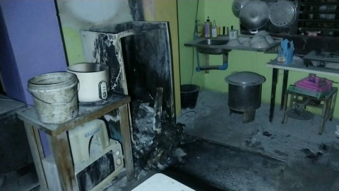 "หนุ่มวัย 32" หนีเอาชีวิตรอดแทบไม่ทัน หลังไฟไหม้ตู้เย็นลามวอดทั้งบ้าน