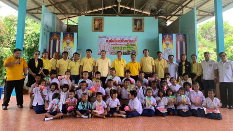 นอ.เมืองลพบุรี นำคณะเลี้ยงอาหาร-มอบทุนการศึกษา ร.ร.ซอย7สาย4ซ้าย ในโครงการ "หิ้วปิ่นโตเข้าโรงเรียน"