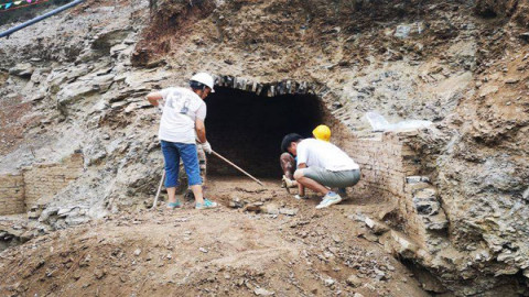 นักโบราณคดีขุดพบวัตถุโบราณ - หลุมศพมนุษย์ยุค ค.ศ. 220