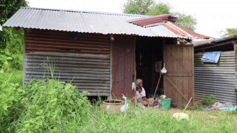 "แม่เฒ่าตาบอดวัย 79" อยู่กระท่อมลำพังอาศัยชาวบ้านช่วยแต่ไร้บัตรประชารัฐ (คลิป)