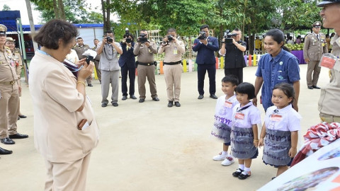 กรมสมเด็จพระเทพฯ แย้มพระสรวล หลังเห็น 3 เด็กน้อยในชุดกันเปื้อน "ปลานิลจิตรลดา" (ภาพ)