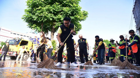 "กรุงเทพฯ" จัดกิจกรรม Big Cleaning Day ทำความสะอาดทางเท้า "ถนนเทพรักษ์" และปรับภูมิทัศน์สองข้างทางให้สวยงาม