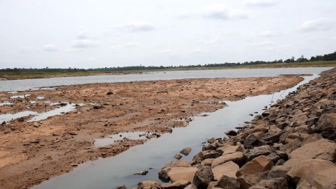 อ่างเก็บน้ำศรีสะเกษ 6 แห่งวิกฤติแห้งขอดไม่มีน้ำปล่อยให้ข้าวนาปี น้ำประปาหมู่บ้านได้รับผลกระทบหนัก!