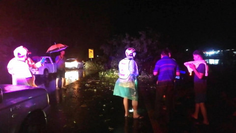 พายุฝนกระหน่ำ-พัดต้นไม้ล้มทับรถยนต์ ชาวบ้านโร่แจ้งเจ้าหน้าที่เร่งจัดการ