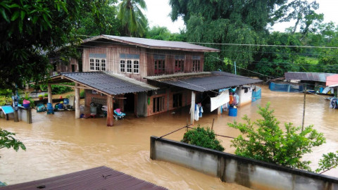 "น่าน" ฝนตกหนัก ฝายบ้านม่วงขวาแตก น้ำทะลักท่วม 3 หมู่บ้าน มากกว่า 100 หลังคาเรือนเก็บของหนีน้ำโกลาหล