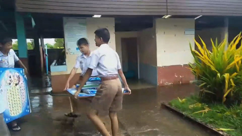น้ำทะลักท่วมห้องสมุดโรงเรียนขัวก่าย นักเรียนขนของหนีกันวุ่น