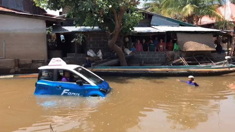 ทดสอบแล้วให้เห็นกับตา รถไฟฟ้ายุคใหม่ น่ารัก กะทัดรัด ขับพาลอยน้ำท่วมได้จริง