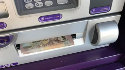 โซเชียลยกนิ้วให้ "ครูหนุ่ม" เจอเงินคาตู้ ATM เลือกประกาศหาเจ้าของ มูลค่าไม่ใช่น้อยๆ (ภาพ)