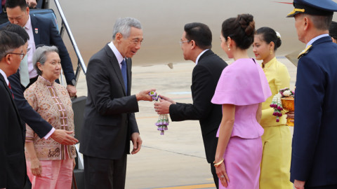 นายกฯสิงคโปร์ และคู่สมรสเดินทางถึงกรุงเทพฯ เพื่อเข้าร่วมการประชุมสุดยอดอาเซียนครั้งที่ 35