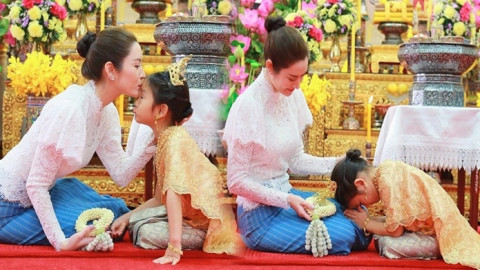 เผยข้อความ-โมเม้นท์ซึ้ง ของ "แม่แอฟ-น้องปีใหม่" หลังพาสวมชุดไทยแสนหวาน ทำบุญในวันเกิด อายุครบ 5 ขวบ