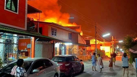 ไฟไหม้ "บ้านประชาชน" ย่านชุมชนตลาดเก่าหน้าวัดศรีบุญเรือง วอดเสียหาย 5 หลัง