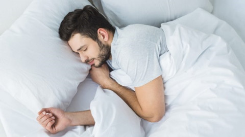 ผลวิจัยชี้ ! นอนดมกลิ่นจากเสื้อผ้าของคนรัก ทำให้หลับสบายขึ้น
