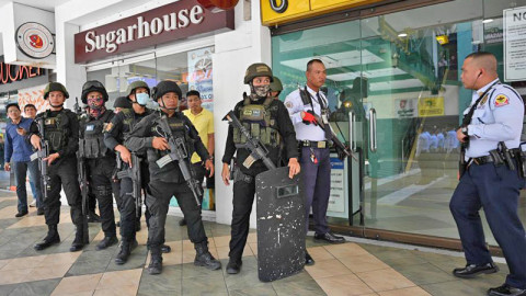 ระทึก ! เกิดเหตุกราดยิง-จับตัวประกัน 30 คน กลางห้างฯดังที่กรุงมะนิลา ฟิลิปปินส์ !