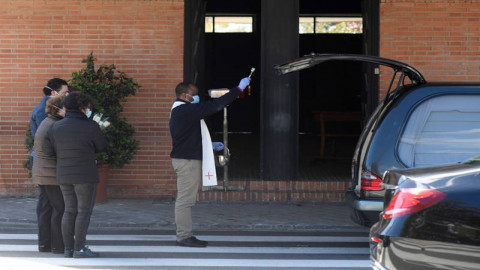 "ญาติๆสุดเศร้า"  สเปนจัดพิธีศพ โควิด-19 แบบไดรฟ์-ทรู ยืนบอกลาท้ายรถได้แค่ 5 นาที ก่อนศพถูกนำไปเผา !