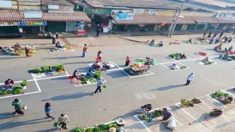 เผยภาพ "ตลาดสดในพม่า" จัดให้ขายของแบบ Social distancing !