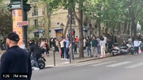 เผยคลิป "ผู้คนนับสิบ" ยืนเต้นกันริมถนนที่ปารีส  ไม่หวั่นโควิด-19 !