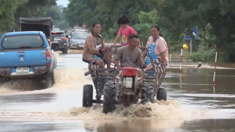 สุโขทัยยังอ่วม ! ชาวบ้าน "3 อำเภอ" ได้รับผลกระทบ ถนนหลายจุดน้ำท่วมขัง คันดินพังหลายแห่ง
