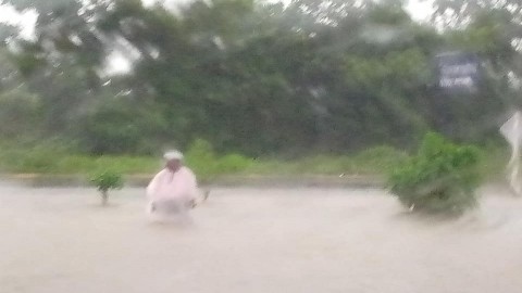 ชื่นชมหัวใจ ! "หญิงรายหนึ่ง ยืนตากฝนบอกจุดถนนที่รถผ่านได้ หวั่นรถตกคลองข้างทาง !