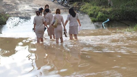 เด็กๆซึ้งใจคณะครูวังน้ำเขียว เดินลุยน้ำช่วยเหลือครอบครัวนร. ถูกน้ำป่าท่วมบ้าน