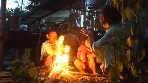 "อุทัยธานี" อุณหภูมิลดฮวบ ! "ชาวไทยภูเขา" นั่งล้อมวงผิงไฟคลายหนาว ช่วงเช้ามืด !