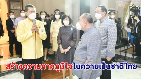 พล.อ.ประวิตร ชมนิทรรศการโครงการปลูกจิตสำนึกและสร้างความภาคภูมิใจในความเป็นชาติไทย "ธงไตรรงค์ ธำรงไทย"