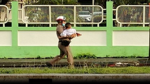จราจรอุ้มเด็กบาดเจ็บส่ง รพ. คล้ายอนุสาวรีย์ตำรวจ