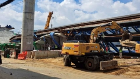 กู้ภัยรื้อซาก "สะพานถล่ม" ได้กลิ่นเน่าคลุ้ง เตรียมตรวจสอบ-ไม่ได้รับแจ้งคนสูญหาย