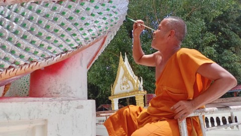 ฝีมือพระทำ ปั้นพญานาคและท้าวเวสสุวรรณ รอบโบสถ์