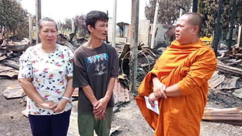 คณะสงฆ์มอบเงินสิ่งของใช้จำเป็นให้ชาวบ้านที่ประสบอัคคีภัย