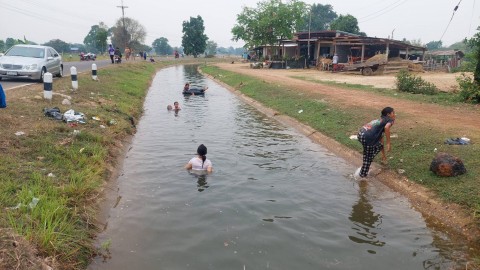 อำนาจเจริญร้อน 42 องศา ผอ.ชลประทานหัวใสใจดีปล่อยน้ำให้ชาวบ้านเล่นคลายร้อนช่วงเทศกาลสงกรานต์